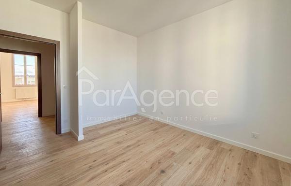 Maison entièrement rénovée - Grand sous-sol - Centre-ville