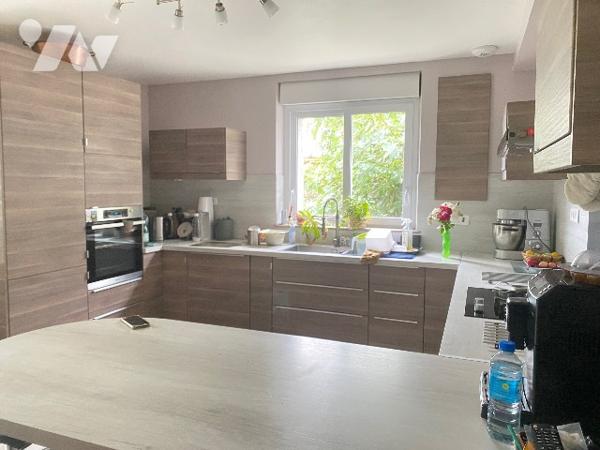 Une maison avec jardin