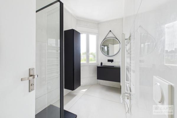 Parc de Bécon. Maison rénovée avec piscine, jardin et terrasse.