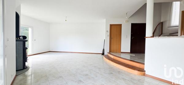 Maison traditionnelle 5 pièces de 150 m² à Saint-Genis-Pouilly (01630)