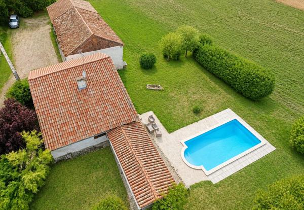 Propriété en pierre avec piscine et grange, près d'Aubeterre-sur-Dronne !