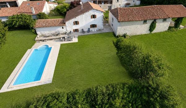 Propriété en pierre avec piscine et grange, près d'Aubeterre-sur-Dronne !