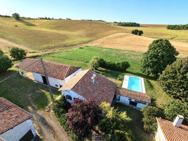 Propriété en pierre avec piscine et grange, près d'Aubeterre-sur-Dronne !