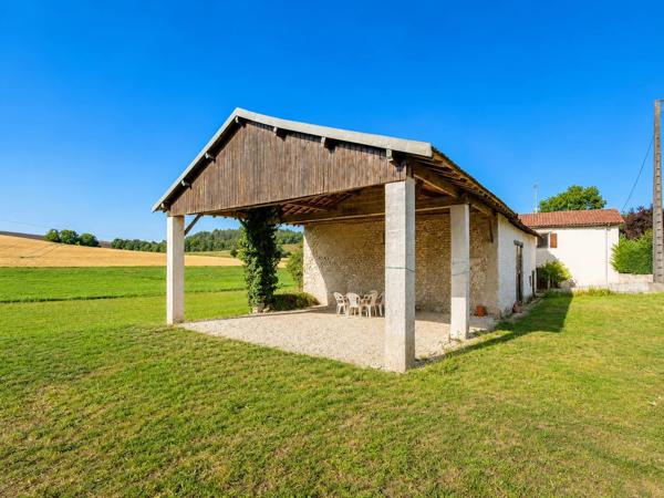 Propriété en pierre avec piscine et grange, près d'Aubeterre-sur-Dronne !