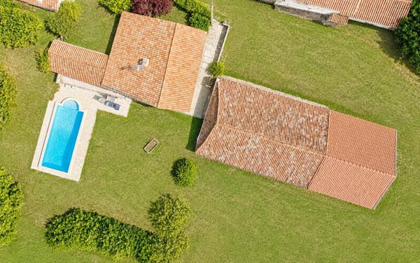 Propriété en pierre avec piscine et grange, près d'Aubeterre-sur-Dronne !
