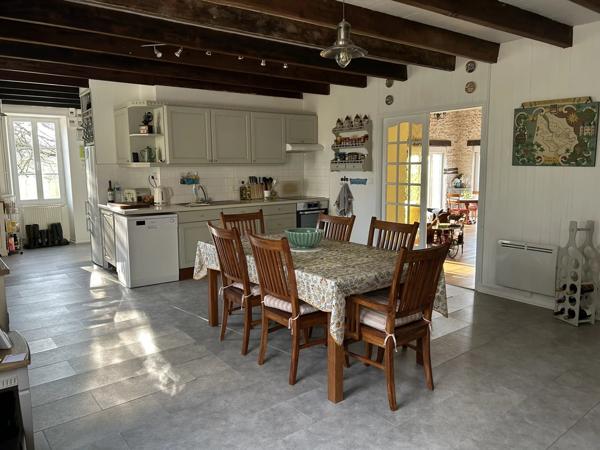 Belle charentaise sur un niveau avec logement pour amis
