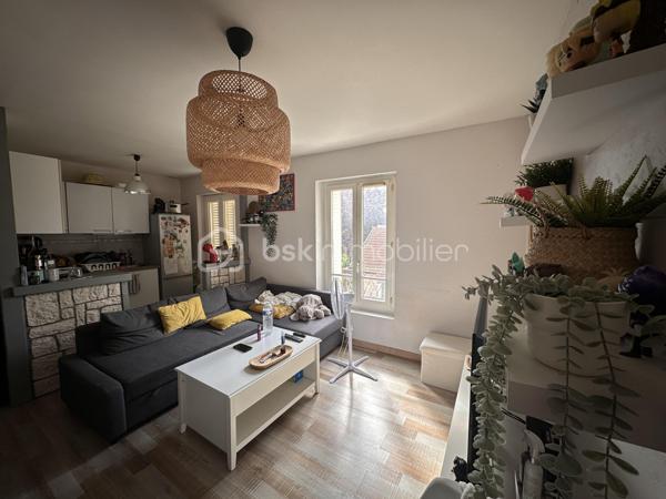 Idéalement situé, dans une zone pavillonnaire au calme, proche du centre-ville de Corbeil-Essonnes et à seulement 10 minutes environ à pied de la gare de Corbeil, venez découvrir ce bel appartement 2 pièces sans travaux, au 2ᵉ étage sur 3, sans ascenseur.
Vous profiterez d’un emplacement recherché avec commerces, transports, écoles et toutes les commodités accessibles à pied.
L’appartement se compose de :
- Une pièce de vie lumineuse avec séjour ouvert sur la cuisine, offrant un espace convivial et fonctionnel ;
- Une grande chambre avec dressing, idéale pour optimiser le confort au quotidien ;
- Une salle de bain avec WC

En complément, vous bénéficierez d’un cabanon ainsi que d’un grenier, parfaits pour le stockage et le rangement supplémentaire.

Les + du bien : 
- Centre-ville recherché
- Gare accessible à pied
- Rangements supplémentaires (grenier + cabanon) 
-  Aucun travaux à prévoir 

Ce bien est une opportunité idéale pour un primo-accédant souhaitant s’installer sans travaux, mais également un excellent investissement locatif grâce à son emplacement stratégique et sa forte attractivité.

Taxes Foncières : 735€
Charges Mensuelles : 78€
Chauffage électrique.

À visiter sans tarder !

Pour plus d'informations ou une visite ? Je suis disponible 7j/7 sur WhatsApp au 06.52.05.15.94