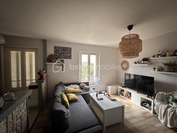 Idéalement situé, dans une zone pavillonnaire au calme, proche du centre-ville de Corbeil-Essonnes et à seulement 10 minutes environ à pied de la gare de Corbeil, venez découvrir ce bel appartement 2 pièces sans travaux, au 2ᵉ étage sur 3, sans ascenseur.
Vous profiterez d’un emplacement recherché avec commerces, transports, écoles et toutes les commodités accessibles à pied.
L’appartement se compose de :
- Une pièce de vie lumineuse avec séjour ouvert sur la cuisine, offrant un espace convivial et fonctionnel ;
- Une grande chambre avec dressing, idéale pour optimiser le confort au quotidien ;
- Une salle de bain avec WC

En complément, vous bénéficierez d’un cabanon ainsi que d’un grenier, parfaits pour le stockage et le rangement supplémentaire.

Les + du bien : 
- Centre-ville recherché
- Gare accessible à pied
- Rangements supplémentaires (grenier + cabanon) 
-  Aucun travaux à prévoir 

Ce bien est une opportunité idéale pour un primo-accédant souhaitant s’installer sans travaux, mais également un excellent investissement locatif grâce à son emplacement stratégique et sa forte attractivité.

Taxes Foncières : 735€
Charges Mensuelles : 78€
Chauffage électrique.

À visiter sans tarder !

Pour plus d'informations ou une visite ? Je suis disponible 7j/7 sur WhatsApp au 06.52.05.15.94