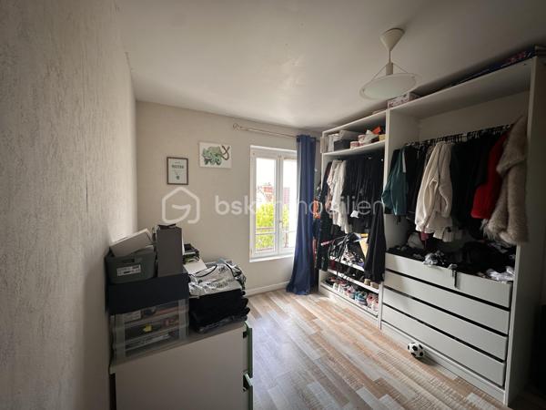 Idéalement situé, dans une zone pavillonnaire au calme, proche du centre-ville de Corbeil-Essonnes et à seulement 10 minutes environ à pied de la gare de Corbeil, venez découvrir ce bel appartement 2 pièces sans travaux, au 2ᵉ étage sur 3, sans ascenseur.
Vous profiterez d’un emplacement recherché avec commerces, transports, écoles et toutes les commodités accessibles à pied.
L’appartement se compose de :
- Une pièce de vie lumineuse avec séjour ouvert sur la cuisine, offrant un espace convivial et fonctionnel ;
- Une grande chambre avec dressing, idéale pour optimiser le confort au quotidien ;
- Une salle de bain avec WC

En complément, vous bénéficierez d’un cabanon ainsi que d’un grenier, parfaits pour le stockage et le rangement supplémentaire.

Les + du bien : 
- Centre-ville recherché
- Gare accessible à pied
- Rangements supplémentaires (grenier + cabanon) 
-  Aucun travaux à prévoir 

Ce bien est une opportunité idéale pour un primo-accédant souhaitant s’installer sans travaux, mais également un excellent investissement locatif grâce à son emplacement stratégique et sa forte attractivité.

Taxes Foncières : 735€
Charges Mensuelles : 78€
Chauffage électrique.

À visiter sans tarder !

Pour plus d'informations ou une visite ? Je suis disponible 7j/7 sur WhatsApp au 06.52.05.15.94