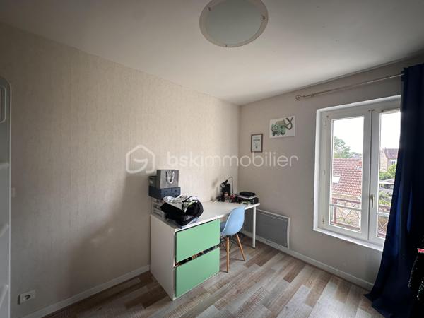 Idéalement situé, dans une zone pavillonnaire au calme, proche du centre-ville de Corbeil-Essonnes et à seulement 10 minutes environ à pied de la gare de Corbeil, venez découvrir ce bel appartement 2 pièces sans travaux, au 2ᵉ étage sur 3, sans ascenseur.
Vous profiterez d’un emplacement recherché avec commerces, transports, écoles et toutes les commodités accessibles à pied.
L’appartement se compose de :
- Une pièce de vie lumineuse avec séjour ouvert sur la cuisine, offrant un espace convivial et fonctionnel ;
- Une grande chambre avec dressing, idéale pour optimiser le confort au quotidien ;
- Une salle de bain avec WC

En complément, vous bénéficierez d’un cabanon ainsi que d’un grenier, parfaits pour le stockage et le rangement supplémentaire.

Les + du bien : 
- Centre-ville recherché
- Gare accessible à pied
- Rangements supplémentaires (grenier + cabanon) 
-  Aucun travaux à prévoir 

Ce bien est une opportunité idéale pour un primo-accédant souhaitant s’installer sans travaux, mais également un excellent investissement locatif grâce à son emplacement stratégique et sa forte attractivité.

Taxes Foncières : 735€
Charges Mensuelles : 78€
Chauffage électrique.

À visiter sans tarder !

Pour plus d'informations ou une visite ? Je suis disponible 7j/7 sur WhatsApp au 06.52.05.15.94