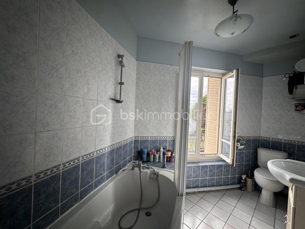 Idéalement situé, dans une zone pavillonnaire au calme, proche du centre-ville de Corbeil-Essonnes et à seulement 10 minutes environ à pied de la gare de Corbeil, venez découvrir ce bel appartement 2 pièces sans travaux, au 2ᵉ étage sur 3, sans ascenseur.
Vous profiterez d’un emplacement recherché avec commerces, transports, écoles et toutes les commodités accessibles à pied.
L’appartement se compose de :
- Une pièce de vie lumineuse avec séjour ouvert sur la cuisine, offrant un espace convivial et fonctionnel ;
- Une grande chambre avec dressing, idéale pour optimiser le confort au quotidien ;
- Une salle de bain avec WC

En complément, vous bénéficierez d’un cabanon ainsi que d’un grenier, parfaits pour le stockage et le rangement supplémentaire.

Les + du bien : 
- Centre-ville recherché
- Gare accessible à pied
- Rangements supplémentaires (grenier + cabanon) 
-  Aucun travaux à prévoir 

Ce bien est une opportunité idéale pour un primo-accédant souhaitant s’installer sans travaux, mais également un excellent investissement locatif grâce à son emplacement stratégique et sa forte attractivité.

Taxes Foncières : 735€
Charges Mensuelles : 78€
Chauffage électrique.

À visiter sans tarder !

Pour plus d'informations ou une visite ? Je suis disponible 7j/7 sur WhatsApp au 06.52.05.15.94