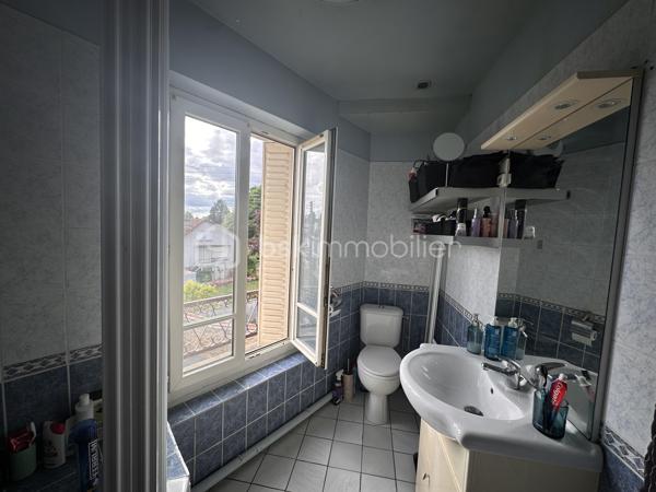 Idéalement situé, dans une zone pavillonnaire au calme, proche du centre-ville de Corbeil-Essonnes et à seulement 10 minutes environ à pied de la gare de Corbeil, venez découvrir ce bel appartement 2 pièces sans travaux, au 2ᵉ étage sur 3, sans ascenseur.
Vous profiterez d’un emplacement recherché avec commerces, transports, écoles et toutes les commodités accessibles à pied.
L’appartement se compose de :
- Une pièce de vie lumineuse avec séjour ouvert sur la cuisine, offrant un espace convivial et fonctionnel ;
- Une grande chambre avec dressing, idéale pour optimiser le confort au quotidien ;
- Une salle de bain avec WC

En complément, vous bénéficierez d’un cabanon ainsi que d’un grenier, parfaits pour le stockage et le rangement supplémentaire.

Les + du bien : 
- Centre-ville recherché
- Gare accessible à pied
- Rangements supplémentaires (grenier + cabanon) 
-  Aucun travaux à prévoir 

Ce bien est une opportunité idéale pour un primo-accédant souhaitant s’installer sans travaux, mais également un excellent investissement locatif grâce à son emplacement stratégique et sa forte attractivité.

Taxes Foncières : 735€
Charges Mensuelles : 78€
Chauffage électrique.

À visiter sans tarder !

Pour plus d'informations ou une visite ? Je suis disponible 7j/7 sur WhatsApp au 06.52.05.15.94