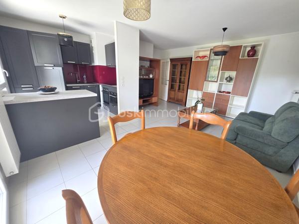Laissez-vous séduire par cet appartement de 63,12 m², idéalement situé en rez-de-chaussée d’une résidence soignée. Pensé pour le confort de tous, il répond aux normes PMR et offre une accessibilité optimale sans compromis sur le bien-être.
Dès l’entrée, vous découvrez un espace fonctionnel avec placard, menant vers une agréable pièce de vie baignée de lumière. Le séjour/salon s’ouvre harmonieusement sur l’espace cuisine aménagée et équipée, créant un lieu convivial, parfait pour partager des moments en famille ou entre amis.
Côté nuit, deux chambres vous attendent, dont une avec placard intégré, offrant un cadre reposant et pratique. Une salle d’eau équipée ainsi qu’un WC indépendant complètent l’ensemble avec confort et fonctionnalité.
À l’extérieur, véritable prolongement de l’habitation, profitez d’une terrasse et d’un charmant jardinet d’environ 60 m², idéal pour savourer les beaux jours, jardiner ou simplement se détendre en toute tranquillité.
Pour parfaire ce bien, vous bénéficierez d’un garage fermé de 20.75 m² équipé en électricité, en sous-sol sécurisé, ainsi que d’une place de stationnement extérieure, un véritable atout au quotidien.
📍 Situation idéale à Vezin-le-Coquet (35), aux portes de Rennes
Implanté dans un environnement recherché, vous profitez ici d’un cadre de vie pratique et agréable, avec commerces de proximité, services, écoles et commodités accessibles rapidement. La commune est parfaitement desservie par les transports en commun, facilitant les déplacements quotidiens vers Rennes et son bassin d’emploi.
✨ Un appartement alliant praticité, confort de vie et extérieur privatif… une opportunité à découvrir sans tarder !
📞 Contactez-moi pour plus d’informations ou organiser une visite.