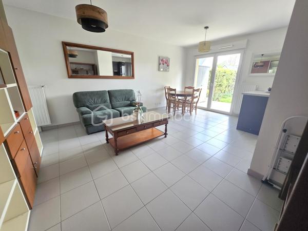Laissez-vous séduire par cet appartement de 63,12 m², idéalement situé en rez-de-chaussée d’une résidence soignée. Pensé pour le confort de tous, il répond aux normes PMR et offre une accessibilité optimale sans compromis sur le bien-être.
Dès l’entrée, vous découvrez un espace fonctionnel avec placard, menant vers une agréable pièce de vie baignée de lumière. Le séjour/salon s’ouvre harmonieusement sur l’espace cuisine aménagée et équipée, créant un lieu convivial, parfait pour partager des moments en famille ou entre amis.
Côté nuit, deux chambres vous attendent, dont une avec placard intégré, offrant un cadre reposant et pratique. Une salle d’eau équipée ainsi qu’un WC indépendant complètent l’ensemble avec confort et fonctionnalité.
À l’extérieur, véritable prolongement de l’habitation, profitez d’une terrasse et d’un charmant jardinet d’environ 60 m², idéal pour savourer les beaux jours, jardiner ou simplement se détendre en toute tranquillité.
Pour parfaire ce bien, vous bénéficierez d’un garage fermé de 20.75 m² équipé en électricité, en sous-sol sécurisé, ainsi que d’une place de stationnement extérieure, un véritable atout au quotidien.
📍 Situation idéale à Vezin-le-Coquet (35), aux portes de Rennes
Implanté dans un environnement recherché, vous profitez ici d’un cadre de vie pratique et agréable, avec commerces de proximité, services, écoles et commodités accessibles rapidement. La commune est parfaitement desservie par les transports en commun, facilitant les déplacements quotidiens vers Rennes et son bassin d’emploi.
✨ Un appartement alliant praticité, confort de vie et extérieur privatif… une opportunité à découvrir sans tarder !
📞 Contactez-moi pour plus d’informations ou organiser une visite.