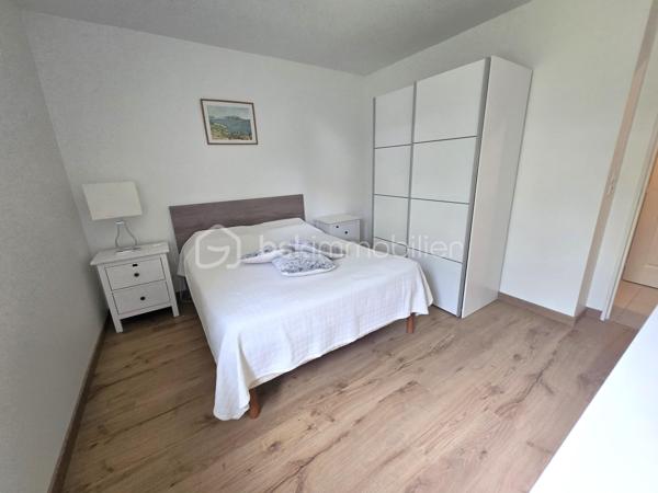 Laissez-vous séduire par cet appartement de 63,12 m², idéalement situé en rez-de-chaussée d’une résidence soignée. Pensé pour le confort de tous, il répond aux normes PMR et offre une accessibilité optimale sans compromis sur le bien-être.
Dès l’entrée, vous découvrez un espace fonctionnel avec placard, menant vers une agréable pièce de vie baignée de lumière. Le séjour/salon s’ouvre harmonieusement sur l’espace cuisine aménagée et équipée, créant un lieu convivial, parfait pour partager des moments en famille ou entre amis.
Côté nuit, deux chambres vous attendent, dont une avec placard intégré, offrant un cadre reposant et pratique. Une salle d’eau équipée ainsi qu’un WC indépendant complètent l’ensemble avec confort et fonctionnalité.
À l’extérieur, véritable prolongement de l’habitation, profitez d’une terrasse et d’un charmant jardinet d’environ 60 m², idéal pour savourer les beaux jours, jardiner ou simplement se détendre en toute tranquillité.
Pour parfaire ce bien, vous bénéficierez d’un garage fermé de 20.75 m² équipé en électricité, en sous-sol sécurisé, ainsi que d’une place de stationnement extérieure, un véritable atout au quotidien.
📍 Situation idéale à Vezin-le-Coquet (35), aux portes de Rennes
Implanté dans un environnement recherché, vous profitez ici d’un cadre de vie pratique et agréable, avec commerces de proximité, services, écoles et commodités accessibles rapidement. La commune est parfaitement desservie par les transports en commun, facilitant les déplacements quotidiens vers Rennes et son bassin d’emploi.
✨ Un appartement alliant praticité, confort de vie et extérieur privatif… une opportunité à découvrir sans tarder !
📞 Contactez-moi pour plus d’informations ou organiser une visite.