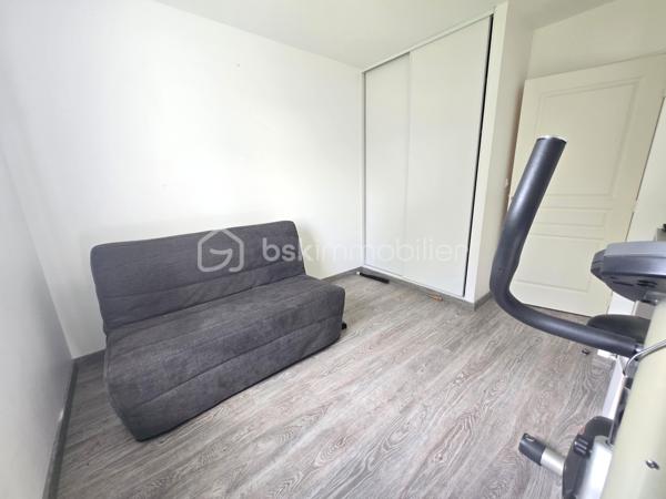 Laissez-vous séduire par cet appartement de 63,12 m², idéalement situé en rez-de-chaussée d’une résidence soignée. Pensé pour le confort de tous, il répond aux normes PMR et offre une accessibilité optimale sans compromis sur le bien-être.
Dès l’entrée, vous découvrez un espace fonctionnel avec placard, menant vers une agréable pièce de vie baignée de lumière. Le séjour/salon s’ouvre harmonieusement sur l’espace cuisine aménagée et équipée, créant un lieu convivial, parfait pour partager des moments en famille ou entre amis.
Côté nuit, deux chambres vous attendent, dont une avec placard intégré, offrant un cadre reposant et pratique. Une salle d’eau équipée ainsi qu’un WC indépendant complètent l’ensemble avec confort et fonctionnalité.
À l’extérieur, véritable prolongement de l’habitation, profitez d’une terrasse et d’un charmant jardinet d’environ 60 m², idéal pour savourer les beaux jours, jardiner ou simplement se détendre en toute tranquillité.
Pour parfaire ce bien, vous bénéficierez d’un garage fermé de 20.75 m² équipé en électricité, en sous-sol sécurisé, ainsi que d’une place de stationnement extérieure, un véritable atout au quotidien.
📍 Situation idéale à Vezin-le-Coquet (35), aux portes de Rennes
Implanté dans un environnement recherché, vous profitez ici d’un cadre de vie pratique et agréable, avec commerces de proximité, services, écoles et commodités accessibles rapidement. La commune est parfaitement desservie par les transports en commun, facilitant les déplacements quotidiens vers Rennes et son bassin d’emploi.
✨ Un appartement alliant praticité, confort de vie et extérieur privatif… une opportunité à découvrir sans tarder !
📞 Contactez-moi pour plus d’informations ou organiser une visite.