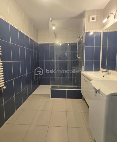 Laissez-vous séduire par cet appartement de 63,12 m², idéalement situé en rez-de-chaussée d’une résidence soignée. Pensé pour le confort de tous, il répond aux normes PMR et offre une accessibilité optimale sans compromis sur le bien-être.
Dès l’entrée, vous découvrez un espace fonctionnel avec placard, menant vers une agréable pièce de vie baignée de lumière. Le séjour/salon s’ouvre harmonieusement sur l’espace cuisine aménagée et équipée, créant un lieu convivial, parfait pour partager des moments en famille ou entre amis.
Côté nuit, deux chambres vous attendent, dont une avec placard intégré, offrant un cadre reposant et pratique. Une salle d’eau équipée ainsi qu’un WC indépendant complètent l’ensemble avec confort et fonctionnalité.
À l’extérieur, véritable prolongement de l’habitation, profitez d’une terrasse et d’un charmant jardinet d’environ 60 m², idéal pour savourer les beaux jours, jardiner ou simplement se détendre en toute tranquillité.
Pour parfaire ce bien, vous bénéficierez d’un garage fermé de 20.75 m² équipé en électricité, en sous-sol sécurisé, ainsi que d’une place de stationnement extérieure, un véritable atout au quotidien.
📍 Situation idéale à Vezin-le-Coquet (35), aux portes de Rennes
Implanté dans un environnement recherché, vous profitez ici d’un cadre de vie pratique et agréable, avec commerces de proximité, services, écoles et commodités accessibles rapidement. La commune est parfaitement desservie par les transports en commun, facilitant les déplacements quotidiens vers Rennes et son bassin d’emploi.
✨ Un appartement alliant praticité, confort de vie et extérieur privatif… une opportunité à découvrir sans tarder !
📞 Contactez-moi pour plus d’informations ou organiser une visite.