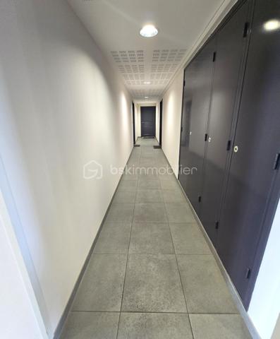 Laissez-vous séduire par cet appartement de 63,12 m², idéalement situé en rez-de-chaussée d’une résidence soignée. Pensé pour le confort de tous, il répond aux normes PMR et offre une accessibilité optimale sans compromis sur le bien-être.
Dès l’entrée, vous découvrez un espace fonctionnel avec placard, menant vers une agréable pièce de vie baignée de lumière. Le séjour/salon s’ouvre harmonieusement sur l’espace cuisine aménagée et équipée, créant un lieu convivial, parfait pour partager des moments en famille ou entre amis.
Côté nuit, deux chambres vous attendent, dont une avec placard intégré, offrant un cadre reposant et pratique. Une salle d’eau équipée ainsi qu’un WC indépendant complètent l’ensemble avec confort et fonctionnalité.
À l’extérieur, véritable prolongement de l’habitation, profitez d’une terrasse et d’un charmant jardinet d’environ 60 m², idéal pour savourer les beaux jours, jardiner ou simplement se détendre en toute tranquillité.
Pour parfaire ce bien, vous bénéficierez d’un garage fermé de 20.75 m² équipé en électricité, en sous-sol sécurisé, ainsi que d’une place de stationnement extérieure, un véritable atout au quotidien.
📍 Situation idéale à Vezin-le-Coquet (35), aux portes de Rennes
Implanté dans un environnement recherché, vous profitez ici d’un cadre de vie pratique et agréable, avec commerces de proximité, services, écoles et commodités accessibles rapidement. La commune est parfaitement desservie par les transports en commun, facilitant les déplacements quotidiens vers Rennes et son bassin d’emploi.
✨ Un appartement alliant praticité, confort de vie et extérieur privatif… une opportunité à découvrir sans tarder !
📞 Contactez-moi pour plus d’informations ou organiser une visite.