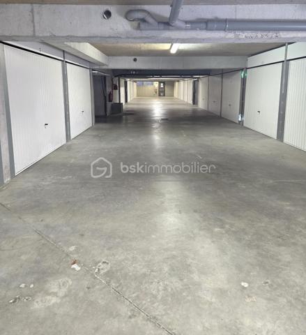 Laissez-vous séduire par cet appartement de 63,12 m², idéalement situé en rez-de-chaussée d’une résidence soignée. Pensé pour le confort de tous, il répond aux normes PMR et offre une accessibilité optimale sans compromis sur le bien-être.
Dès l’entrée, vous découvrez un espace fonctionnel avec placard, menant vers une agréable pièce de vie baignée de lumière. Le séjour/salon s’ouvre harmonieusement sur l’espace cuisine aménagée et équipée, créant un lieu convivial, parfait pour partager des moments en famille ou entre amis.
Côté nuit, deux chambres vous attendent, dont une avec placard intégré, offrant un cadre reposant et pratique. Une salle d’eau équipée ainsi qu’un WC indépendant complètent l’ensemble avec confort et fonctionnalité.
À l’extérieur, véritable prolongement de l’habitation, profitez d’une terrasse et d’un charmant jardinet d’environ 60 m², idéal pour savourer les beaux jours, jardiner ou simplement se détendre en toute tranquillité.
Pour parfaire ce bien, vous bénéficierez d’un garage fermé de 20.75 m² équipé en électricité, en sous-sol sécurisé, ainsi que d’une place de stationnement extérieure, un véritable atout au quotidien.
📍 Situation idéale à Vezin-le-Coquet (35), aux portes de Rennes
Implanté dans un environnement recherché, vous profitez ici d’un cadre de vie pratique et agréable, avec commerces de proximité, services, écoles et commodités accessibles rapidement. La commune est parfaitement desservie par les transports en commun, facilitant les déplacements quotidiens vers Rennes et son bassin d’emploi.
✨ Un appartement alliant praticité, confort de vie et extérieur privatif… une opportunité à découvrir sans tarder !
📞 Contactez-moi pour plus d’informations ou organiser une visite.
