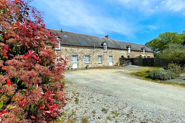 Au bout d’une impasse calme dans le secteur recherché de Cornillé, découvrez cette longère de caractère où le charme authentique rencontre une rénovation contemporaine soignée. Sise sur un parc clos et arboré de 1 880 m² agrémenté d'un puits, elle offre un cadre de vie bucolique sans aucun compromis sur la mobilité : l'axe Rennes-Paris est accessible en 5 minutes, tandis que la gare de Châteaubourg se trouve à 10 minutes et Vitré à 15 minutes. L’intérieur se distingue par ses volumes baignés de lumière. La pièce de vie chaleureuse, dotée d'un poêle à granulés, communique avec une vaste cuisine dînatoire haut de gamme. Le rez-de-chaussée permet une vie de plain-pied grâce à deux chambres et une salle de bain. et un wc, ainsi qu'une buanderie et un grand cellier-buanderie d'environ 35 m² situé à l'arrière et un jardin impeccable complètent ce bien rare.  À l’étage, une grande mezzanine dessert trois belles chambres ainsi qu'une salle de bain complète (douche et baignoire).. Rénovée avec soin par des artisans locaux et équipée d'un assainissement récent par microstation, cette maison est prête à vous accueillir.