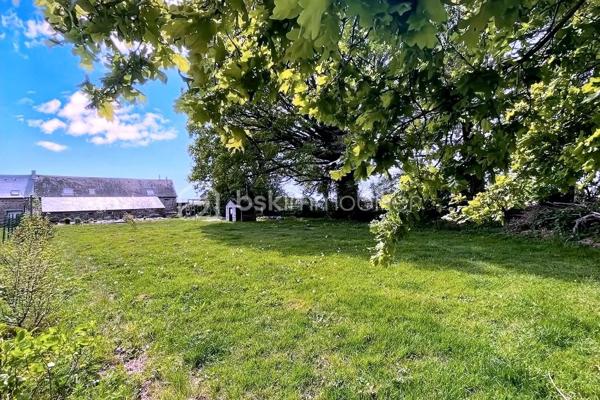 Au bout d’une impasse calme dans le secteur recherché de Cornillé, découvrez cette longère de caractère où le charme authentique rencontre une rénovation contemporaine soignée. Sise sur un parc clos et arboré de 1 880 m² agrémenté d'un puits, elle offre un cadre de vie bucolique sans aucun compromis sur la mobilité : l'axe Rennes-Paris est accessible en 5 minutes, tandis que la gare de Châteaubourg se trouve à 10 minutes et Vitré à 15 minutes. L’intérieur se distingue par ses volumes baignés de lumière. La pièce de vie chaleureuse, dotée d'un poêle à granulés, communique avec une vaste cuisine dînatoire haut de gamme. Le rez-de-chaussée permet une vie de plain-pied grâce à deux chambres et une salle de bain. et un wc, ainsi qu'une buanderie et un grand cellier-buanderie d'environ 35 m² situé à l'arrière et un jardin impeccable complètent ce bien rare.  À l’étage, une grande mezzanine dessert trois belles chambres ainsi qu'une salle de bain complète (douche et baignoire).. Rénovée avec soin par des artisans locaux et équipée d'un assainissement récent par microstation, cette maison est prête à vous accueillir.