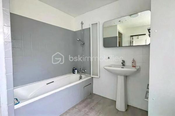 Au bout d’une impasse calme dans le secteur recherché de Cornillé, découvrez cette longère de caractère où le charme authentique rencontre une rénovation contemporaine soignée. Sise sur un parc clos et arboré de 1 880 m² agrémenté d'un puits, elle offre un cadre de vie bucolique sans aucun compromis sur la mobilité : l'axe Rennes-Paris est accessible en 5 minutes, tandis que la gare de Châteaubourg se trouve à 10 minutes et Vitré à 15 minutes. L’intérieur se distingue par ses volumes baignés de lumière. La pièce de vie chaleureuse, dotée d'un poêle à granulés, communique avec une vaste cuisine dînatoire haut de gamme. Le rez-de-chaussée permet une vie de plain-pied grâce à deux chambres et une salle de bain. et un wc, ainsi qu'une buanderie et un grand cellier-buanderie d'environ 35 m² situé à l'arrière et un jardin impeccable complètent ce bien rare.  À l’étage, une grande mezzanine dessert trois belles chambres ainsi qu'une salle de bain complète (douche et baignoire).. Rénovée avec soin par des artisans locaux et équipée d'un assainissement récent par microstation, cette maison est prête à vous accueillir.