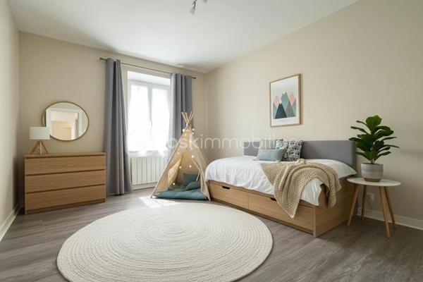Au bout d’une impasse calme dans le secteur recherché de Cornillé, découvrez cette longère de caractère où le charme authentique rencontre une rénovation contemporaine soignée. Sise sur un parc clos et arboré de 1 880 m² agrémenté d'un puits, elle offre un cadre de vie bucolique sans aucun compromis sur la mobilité : l'axe Rennes-Paris est accessible en 5 minutes, tandis que la gare de Châteaubourg se trouve à 10 minutes et Vitré à 15 minutes. L’intérieur se distingue par ses volumes baignés de lumière. La pièce de vie chaleureuse, dotée d'un poêle à granulés, communique avec une vaste cuisine dînatoire haut de gamme. Le rez-de-chaussée permet une vie de plain-pied grâce à deux chambres et une salle de bain. et un wc, ainsi qu'une buanderie et un grand cellier-buanderie d'environ 35 m² situé à l'arrière et un jardin impeccable complètent ce bien rare.  À l’étage, une grande mezzanine dessert trois belles chambres ainsi qu'une salle de bain complète (douche et baignoire).. Rénovée avec soin par des artisans locaux et équipée d'un assainissement récent par microstation, cette maison est prête à vous accueillir.