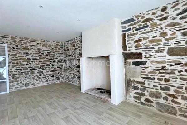 Au bout d’une impasse calme dans le secteur recherché de Cornillé, découvrez cette longère de caractère où le charme authentique rencontre une rénovation contemporaine soignée. Sise sur un parc clos et arboré de 1 880 m² agrémenté d'un puits, elle offre un cadre de vie bucolique sans aucun compromis sur la mobilité : l'axe Rennes-Paris est accessible en 5 minutes, tandis que la gare de Châteaubourg se trouve à 10 minutes et Vitré à 15 minutes. L’intérieur se distingue par ses volumes baignés de lumière. La pièce de vie chaleureuse, dotée d'un poêle à granulés, communique avec une vaste cuisine dînatoire haut de gamme. Le rez-de-chaussée permet une vie de plain-pied grâce à deux chambres et une salle de bain. et un wc, ainsi qu'une buanderie et un grand cellier-buanderie d'environ 35 m² situé à l'arrière et un jardin impeccable complètent ce bien rare.  À l’étage, une grande mezzanine dessert trois belles chambres ainsi qu'une salle de bain complète (douche et baignoire).. Rénovée avec soin par des artisans locaux et équipée d'un assainissement récent par microstation, cette maison est prête à vous accueillir.