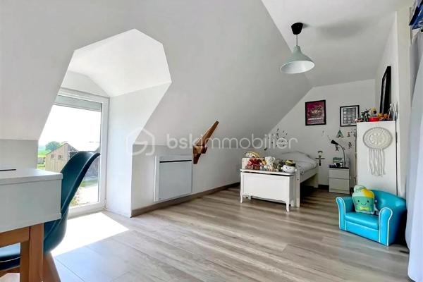 Au bout d’une impasse calme dans le secteur recherché de Cornillé, découvrez cette longère de caractère où le charme authentique rencontre une rénovation contemporaine soignée. Sise sur un parc clos et arboré de 1 880 m² agrémenté d'un puits, elle offre un cadre de vie bucolique sans aucun compromis sur la mobilité : l'axe Rennes-Paris est accessible en 5 minutes, tandis que la gare de Châteaubourg se trouve à 10 minutes et Vitré à 15 minutes. L’intérieur se distingue par ses volumes baignés de lumière. La pièce de vie chaleureuse, dotée d'un poêle à granulés, communique avec une vaste cuisine dînatoire haut de gamme. Le rez-de-chaussée permet une vie de plain-pied grâce à deux chambres et une salle de bain. et un wc, ainsi qu'une buanderie et un grand cellier-buanderie d'environ 35 m² situé à l'arrière et un jardin impeccable complètent ce bien rare.  À l’étage, une grande mezzanine dessert trois belles chambres ainsi qu'une salle de bain complète (douche et baignoire).. Rénovée avec soin par des artisans locaux et équipée d'un assainissement récent par microstation, cette maison est prête à vous accueillir.