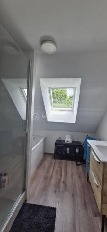 Au bout d’une impasse calme dans le secteur recherché de Cornillé, découvrez cette longère de caractère où le charme authentique rencontre une rénovation contemporaine soignée. Sise sur un parc clos et arboré de 1 880 m² agrémenté d'un puits, elle offre un cadre de vie bucolique sans aucun compromis sur la mobilité : l'axe Rennes-Paris est accessible en 5 minutes, tandis que la gare de Châteaubourg se trouve à 10 minutes et Vitré à 15 minutes. L’intérieur se distingue par ses volumes baignés de lumière. La pièce de vie chaleureuse, dotée d'un poêle à granulés, communique avec une vaste cuisine dînatoire haut de gamme. Le rez-de-chaussée permet une vie de plain-pied grâce à deux chambres et une salle de bain. et un wc, ainsi qu'une buanderie et un grand cellier-buanderie d'environ 35 m² situé à l'arrière et un jardin impeccable complètent ce bien rare.  À l’étage, une grande mezzanine dessert trois belles chambres ainsi qu'une salle de bain complète (douche et baignoire).. Rénovée avec soin par des artisans locaux et équipée d'un assainissement récent par microstation, cette maison est prête à vous accueillir.