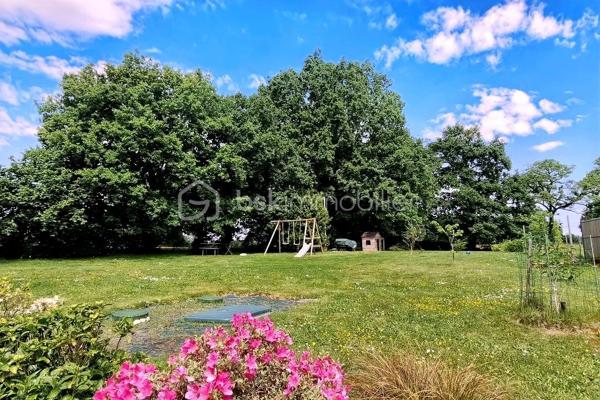 Au bout d’une impasse calme dans le secteur recherché de Cornillé, découvrez cette longère de caractère où le charme authentique rencontre une rénovation contemporaine soignée. Sise sur un parc clos et arboré de 1 880 m² agrémenté d'un puits, elle offre un cadre de vie bucolique sans aucun compromis sur la mobilité : l'axe Rennes-Paris est accessible en 5 minutes, tandis que la gare de Châteaubourg se trouve à 10 minutes et Vitré à 15 minutes. L’intérieur se distingue par ses volumes baignés de lumière. La pièce de vie chaleureuse, dotée d'un poêle à granulés, communique avec une vaste cuisine dînatoire haut de gamme. Le rez-de-chaussée permet une vie de plain-pied grâce à deux chambres et une salle de bain. et un wc, ainsi qu'une buanderie et un grand cellier-buanderie d'environ 35 m² situé à l'arrière et un jardin impeccable complètent ce bien rare.  À l’étage, une grande mezzanine dessert trois belles chambres ainsi qu'une salle de bain complète (douche et baignoire).. Rénovée avec soin par des artisans locaux et équipée d'un assainissement récent par microstation, cette maison est prête à vous accueillir.