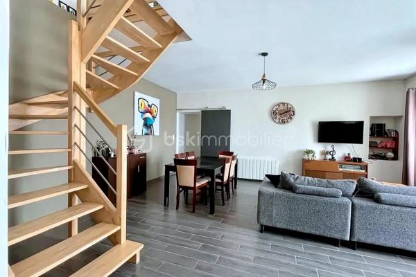 Au bout d’une impasse calme dans le secteur recherché de Cornillé, découvrez cette longère de caractère où le charme authentique rencontre une rénovation contemporaine soignée. Sise sur un parc clos et arboré de 1 880 m² agrémenté d'un puits, elle offre un cadre de vie bucolique sans aucun compromis sur la mobilité : l'axe Rennes-Paris est accessible en 5 minutes, tandis que la gare de Châteaubourg se trouve à 10 minutes et Vitré à 15 minutes. L’intérieur se distingue par ses volumes baignés de lumière. La pièce de vie chaleureuse, dotée d'un poêle à granulés, communique avec une vaste cuisine dînatoire haut de gamme. Le rez-de-chaussée permet une vie de plain-pied grâce à deux chambres et une salle de bain. et un wc, ainsi qu'une buanderie et un grand cellier-buanderie d'environ 35 m² situé à l'arrière et un jardin impeccable complètent ce bien rare.  À l’étage, une grande mezzanine dessert trois belles chambres ainsi qu'une salle de bain complète (douche et baignoire).. Rénovée avec soin par des artisans locaux et équipée d'un assainissement récent par microstation, cette maison est prête à vous accueillir.