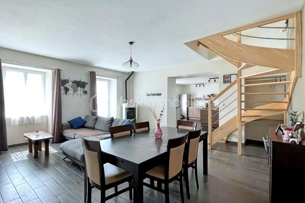 Au bout d’une impasse calme dans le secteur recherché de Cornillé, découvrez cette longère de caractère où le charme authentique rencontre une rénovation contemporaine soignée. Sise sur un parc clos et arboré de 1 880 m² agrémenté d'un puits, elle offre un cadre de vie bucolique sans aucun compromis sur la mobilité : l'axe Rennes-Paris est accessible en 5 minutes, tandis que la gare de Châteaubourg se trouve à 10 minutes et Vitré à 15 minutes. L’intérieur se distingue par ses volumes baignés de lumière. La pièce de vie chaleureuse, dotée d'un poêle à granulés, communique avec une vaste cuisine dînatoire haut de gamme. Le rez-de-chaussée permet une vie de plain-pied grâce à deux chambres et une salle de bain. et un wc, ainsi qu'une buanderie et un grand cellier-buanderie d'environ 35 m² situé à l'arrière et un jardin impeccable complètent ce bien rare.  À l’étage, une grande mezzanine dessert trois belles chambres ainsi qu'une salle de bain complète (douche et baignoire).. Rénovée avec soin par des artisans locaux et équipée d'un assainissement récent par microstation, cette maison est prête à vous accueillir.