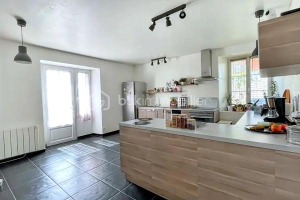 Au bout d’une impasse calme dans le secteur recherché de Cornillé, découvrez cette longère de caractère où le charme authentique rencontre une rénovation contemporaine soignée. Sise sur un parc clos et arboré de 1 880 m² agrémenté d'un puits, elle offre un cadre de vie bucolique sans aucun compromis sur la mobilité : l'axe Rennes-Paris est accessible en 5 minutes, tandis que la gare de Châteaubourg se trouve à 10 minutes et Vitré à 15 minutes. L’intérieur se distingue par ses volumes baignés de lumière. La pièce de vie chaleureuse, dotée d'un poêle à granulés, communique avec une vaste cuisine dînatoire haut de gamme. Le rez-de-chaussée permet une vie de plain-pied grâce à deux chambres et une salle de bain. et un wc, ainsi qu'une buanderie et un grand cellier-buanderie d'environ 35 m² situé à l'arrière et un jardin impeccable complètent ce bien rare.  À l’étage, une grande mezzanine dessert trois belles chambres ainsi qu'une salle de bain complète (douche et baignoire).. Rénovée avec soin par des artisans locaux et équipée d'un assainissement récent par microstation, cette maison est prête à vous accueillir.