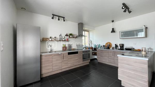 Au bout d’une impasse calme dans le secteur recherché de Cornillé, découvrez cette longère de caractère où le charme authentique rencontre une rénovation contemporaine soignée. Sise sur un parc clos et arboré de 1 880 m² agrémenté d'un puits, elle offre un cadre de vie bucolique sans aucun compromis sur la mobilité : l'axe Rennes-Paris est accessible en 5 minutes, tandis que la gare de Châteaubourg se trouve à 10 minutes et Vitré à 15 minutes. L’intérieur se distingue par ses volumes baignés de lumière. La pièce de vie chaleureuse, dotée d'un poêle à granulés, communique avec une vaste cuisine dînatoire haut de gamme. Le rez-de-chaussée permet une vie de plain-pied grâce à deux chambres et une salle de bain. et un wc, ainsi qu'une buanderie et un grand cellier-buanderie d'environ 35 m² situé à l'arrière et un jardin impeccable complètent ce bien rare.  À l’étage, une grande mezzanine dessert trois belles chambres ainsi qu'une salle de bain complète (douche et baignoire).. Rénovée avec soin par des artisans locaux et équipée d'un assainissement récent par microstation, cette maison est prête à vous accueillir.
