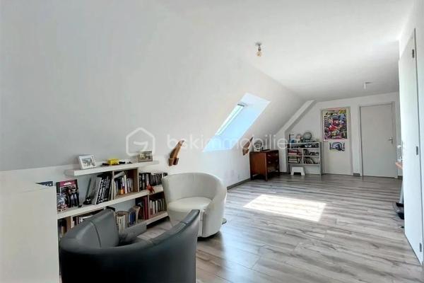 Au bout d’une impasse calme dans le secteur recherché de Cornillé, découvrez cette longère de caractère où le charme authentique rencontre une rénovation contemporaine soignée. Sise sur un parc clos et arboré de 1 880 m² agrémenté d'un puits, elle offre un cadre de vie bucolique sans aucun compromis sur la mobilité : l'axe Rennes-Paris est accessible en 5 minutes, tandis que la gare de Châteaubourg se trouve à 10 minutes et Vitré à 15 minutes. L’intérieur se distingue par ses volumes baignés de lumière. La pièce de vie chaleureuse, dotée d'un poêle à granulés, communique avec une vaste cuisine dînatoire haut de gamme. Le rez-de-chaussée permet une vie de plain-pied grâce à deux chambres et une salle de bain. et un wc, ainsi qu'une buanderie et un grand cellier-buanderie d'environ 35 m² situé à l'arrière et un jardin impeccable complètent ce bien rare.  À l’étage, une grande mezzanine dessert trois belles chambres ainsi qu'une salle de bain complète (douche et baignoire).. Rénovée avec soin par des artisans locaux et équipée d'un assainissement récent par microstation, cette maison est prête à vous accueillir.