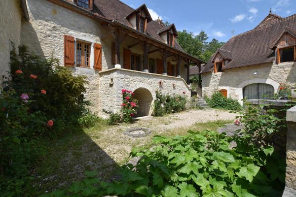Ensemble immobilier, 200 m² habitables, Maison, Gîte, Piscine et dépendances.