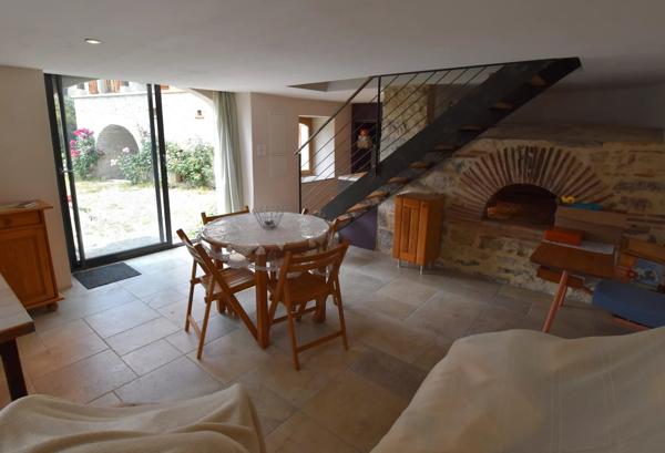 Ensemble immobilier, 200 m² habitables, Maison, Gîte, Piscine et dépendances.