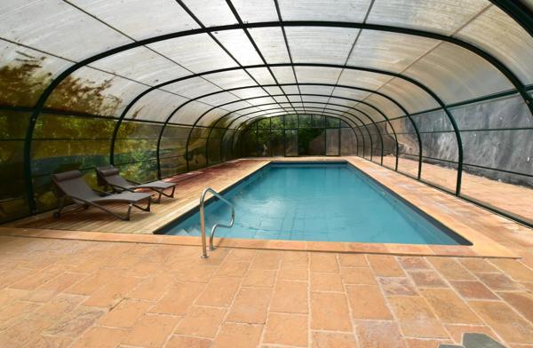 Ensemble immobilier, 200 m² habitables, Maison, Gîte, Piscine et dépendances.