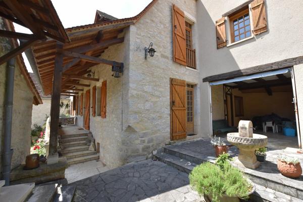 Ensemble immobilier, 200 m² habitables, Maison, Gîte, Piscine et dépendances.