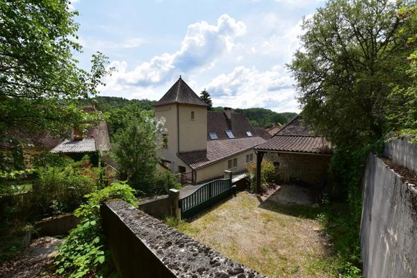 Ensemble immobilier, 200 m² habitables, Maison, Gîte, Piscine et dépendances.