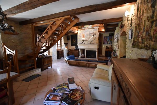 Ensemble immobilier, 200 m² habitables, Maison, Gîte, Piscine et dépendances.