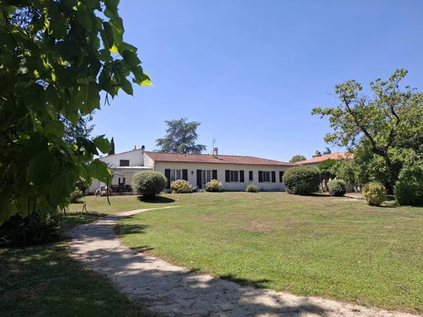 Grande maison familiale lumineuse et attrayante avec de beaux jardins, à l'orée d'un joli village