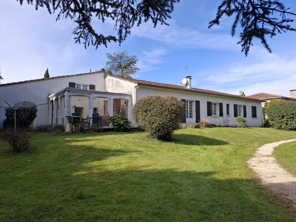 Grande maison familiale lumineuse et attrayante avec de beaux jardins, à l'orée d'un joli village
