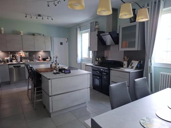 Grande maison familiale lumineuse et attrayante avec de beaux jardins, à l'orée d'un joli village