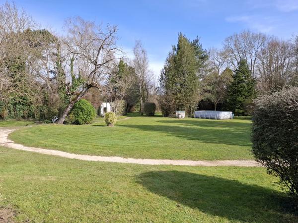 Grande maison familiale lumineuse et attrayante avec de beaux jardins, à l'orée d'un joli village