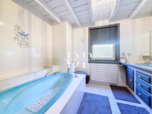 Maison à vendre 7 pièces de 165 m² habitables (215 m2 utiles) + 179 m² de sous-sol, terrain d'env. 2000 m² à LUCINGES (74)