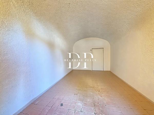 Maison à vendre 7 pièces de 165 m² habitables (215 m2 utiles) + 179 m² de sous-sol, terrain d'env. 2000 m² à LUCINGES (74)