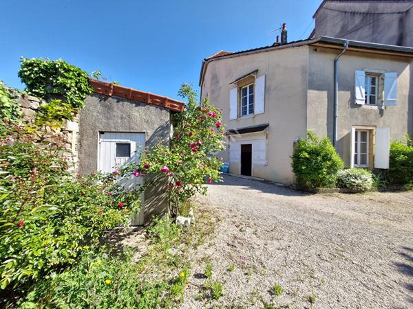 Vaste maison de village avec un agréable jardin proche des commodités avec possibilité de 4 chambres