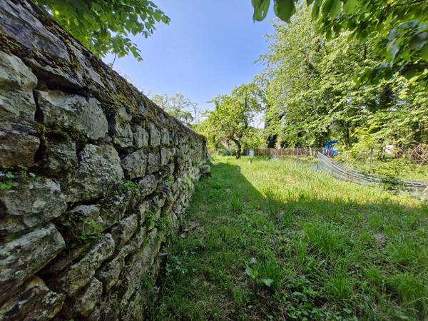 Vaste maison de village avec un agréable jardin proche des commodités avec possibilité de 4 chambres